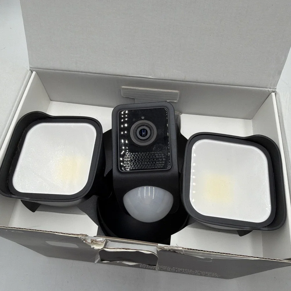 Wyze Cam Floodlight V2 Motion-Activated 2K HD Color Night Vision Camera